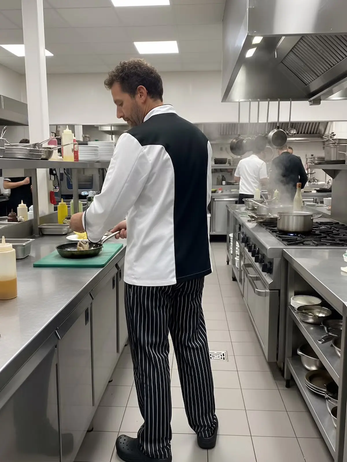 Professional chef jacket featuring a modern two-tone design and DRY TOUCH technical fabric on the sides and back.