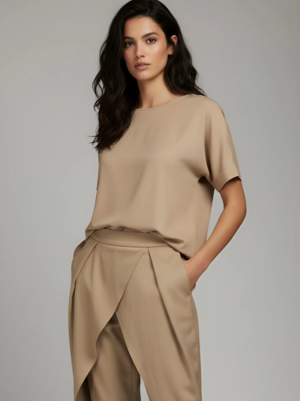 Minimal top with a relaxed fit and a round neckline